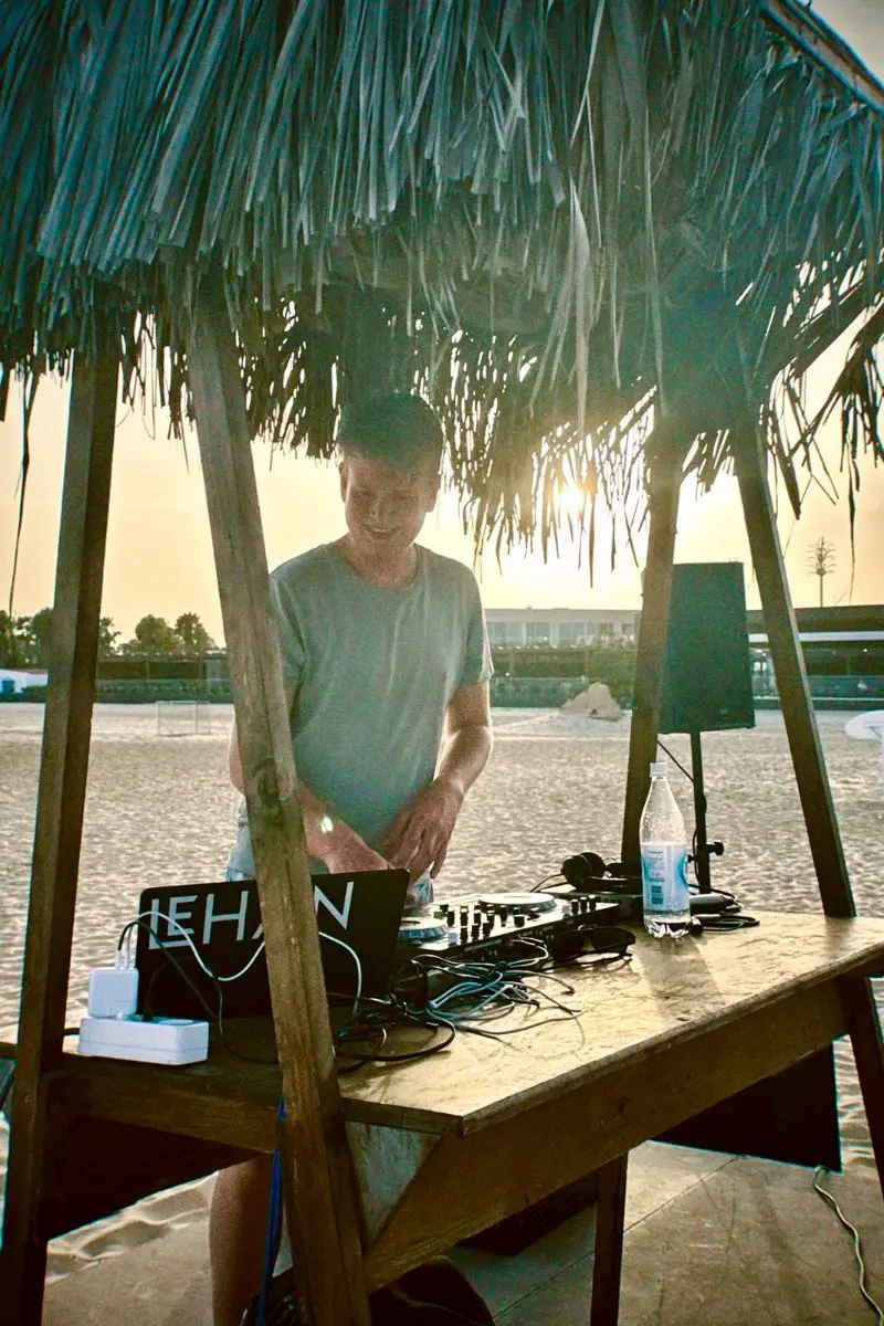 DJ-Set am Strand bei Sonnenuntergang